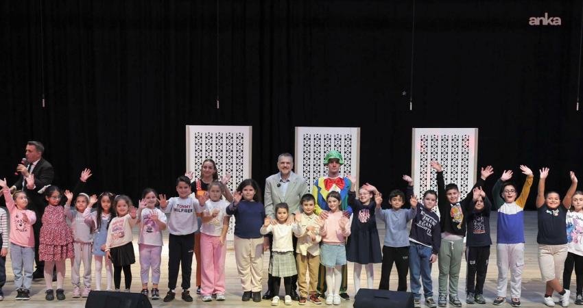 Bayrampaşa Belediyesi’nin ara tatildeki çocuklar için düzenlediği şenlik, tiyatrodan illüzyona,