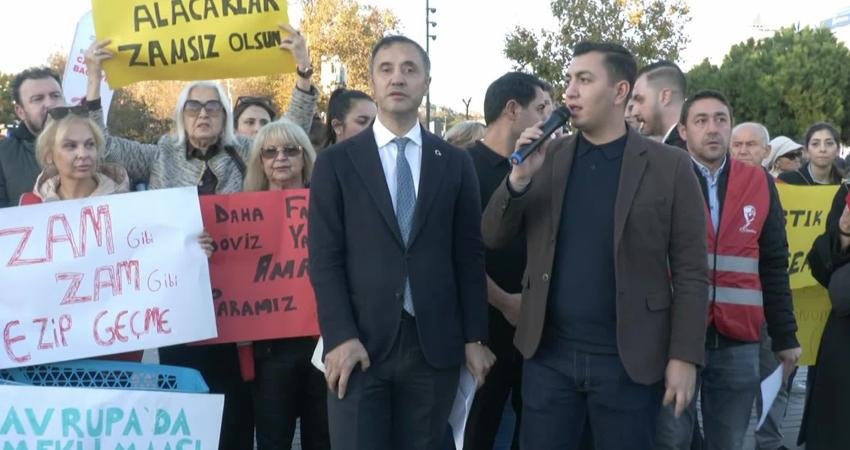 Beşiktaş’ta CHP’nin eylemine katılan emekliler: “Açız, bizi resmen ölüme mahkum ediyorlar ama direneceğiz” “Bulgaristan göçmeniyim; komünizmde bile rezalet görmedim” Geçen hafta akaryakıt zamlarını protesto eylemi gerçekleştiren CHP Beşiktaş İlçe