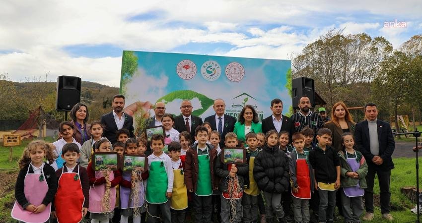 Beykoz'un Bozhane Mahallesi’nde düzenlenen fidan ve fide dikim etkinliğinde, Türk