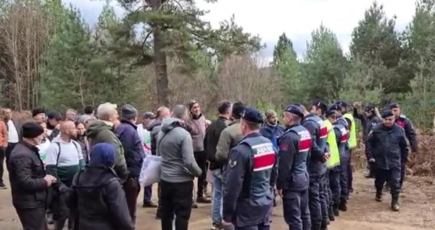 Bilecik’te altın madeni yürüyüşü jandarma engeline takıldı Bilecik'in Pazaryeri ilçesine bağlı Bozcaarmut Köyü'nde yapılması planlanan altın madeni