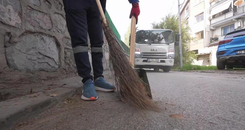 Buca Belediyesi, ilçenin her noktasında köşe bucak temizlik çalışmalarını sürdürüyor.