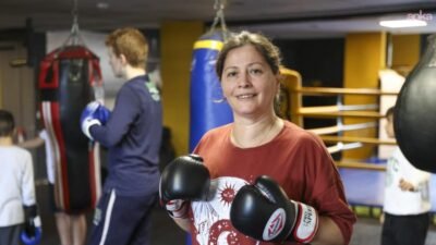 Buca Belediyesi’nin, ücretsiz olarak düzenlediği kick boks derslerine ilçedeki kadınlar