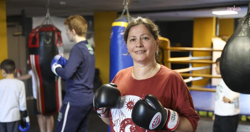 Bucalı kadınlar kick boks dersleriyle güçleniyor Buca Belediyesi’nin, ücretsiz olarak düzenlediği kick boks derslerine ilçedeki kadınlar