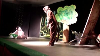 Burhaniye Belediyesi Kent Tiyatrosu’nun sahnelediği "Bizden Değilsin" adlı oyun ara