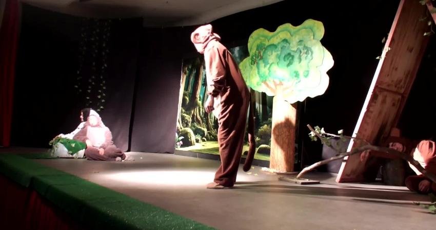 Burhaniye Kent Tiyatrosu “Bizden Değilsin” oyununda çocuklarla buluştu Burhaniye Belediyesi Kent Tiyatrosu’nun sahnelediği "Bizden Değilsin" adlı oyun ara