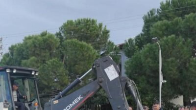 Balıkesir'in Burhaniye ilçesinde etkili olan sağanak yağışın ardından Ören Mahallesi'ndeki ana