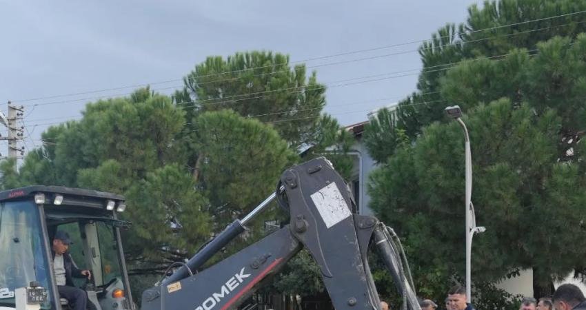 Balıkesir'in Burhaniye ilçesinde etkili olan sağanak yağışın ardından Ören Mahallesi'ndeki ana