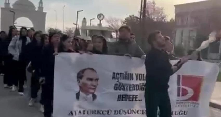 Bilecik’te üniversiteliler Atatürk’ü Andımız’ı okuyarak andı Bilecik Şeyh Edebali Üniversitesi Atatürkçü Düşünce Topluluğu üyeleri, Türkiye Cumhuriyeti’nin