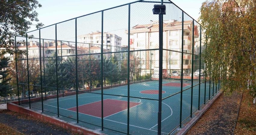 Çankaya Belediyesi, 19 parktaki spor sahalarını yeniledi Çankaya Belediyesi Park ve Bahçeler Müdürlüğü, ilçedeki 19 parkın basketbol,