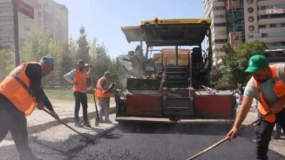 Çankaya Belediyesi, ilçe genelinde sürdürdüğü yol çalışmaları kapsamında tam kaplama
