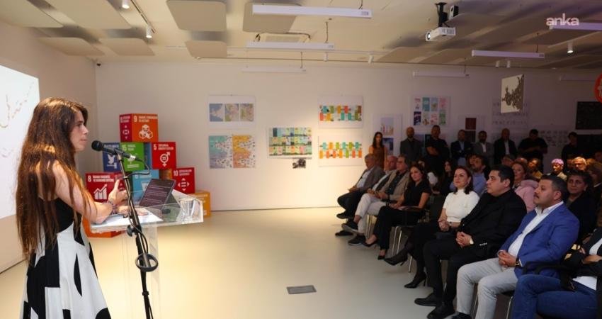 Çeşme Belediye Başkanı Denizli: “Vizyon Ofisi artık yalnız Çeşme’nin değil, İzmir ve Türkiye’nin konuştuğu bir deneyim” Çeşme Vizyon Ofisi, birinci yılını Arkas Sanat Alaçatı’da düzenlenen lansmanla