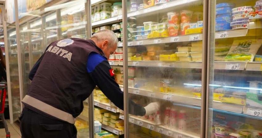 Çeşme Belediyesi Zabıta ekiplerinden market ve okul kantinlerine sıkı denetim Çeşme Belediyesi Zabıta Müdürlüğü ekipleri, vatandaşların ve öğrencilerin sağlıklı, güvenli