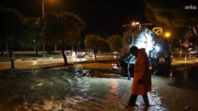 Çeşme ilçesinde gece saatlerinden itibaren yoğunlaşan sağanak ve kuvvetli lodos,