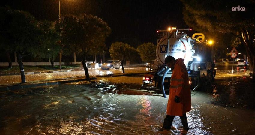 Çeşme’de sağanak gece boyunca etkisini sürdürdü: 167 ihbar, yazlık bölgelerde su baskınları Çeşme ilçesinde gece saatlerinden itibaren yoğunlaşan sağanak ve kuvvetli lodos,