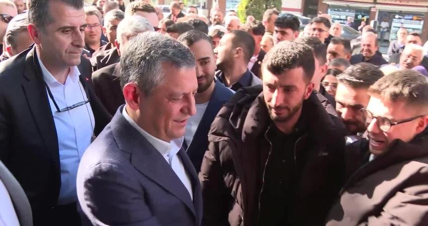 CHP Genel Başkanı Özel, partisinin Gaziantep İl Başkanlığı’nı ziyaret etti CHP Genel Başkanı Özgür Özel, partisinin Gaziantep İl Başkanlığını ziyaret