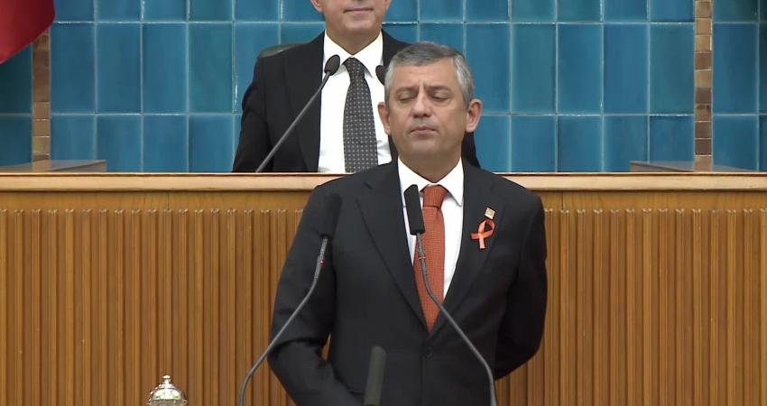 Özgür Özel: “Sayın Akın Gürlek’e soruyorum: Başsavcılık görevinin ve maaşının yanında başka bir gelir elde ettiniz mi resmi yoldan?” CHP Genel Başkanı Özgür Özel, "Ekrem Başkanı, yolsuzlukla, hırsızlıkla, rüşvetle, itibarsızlaştırmaya