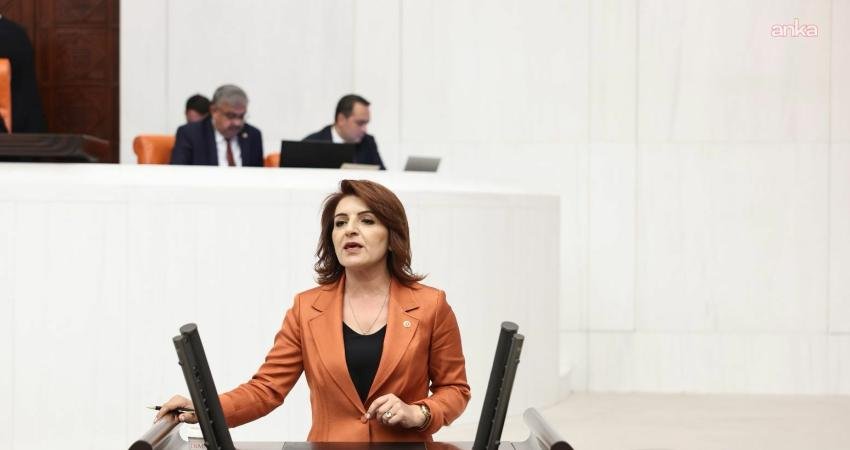 CHP’li Gülcan Kış: “Bu artık ekonomi değil, hayal dünyasında kurulmuş bir vitrin yönetimi” CHP Mersin Milletvekili Gülcan Kış, Türkiye’de açıklanan enflasyon rakamlarının halkın