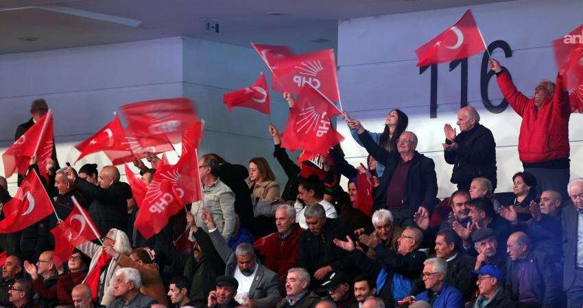 CHP’nin 39’uncu Olağan Kurultayı… Çok sayıda yerli ve yabancı siyasi parti, STK’lar ve büyükelçilikler Kurultayı takip etti CHP'nin "Şimdi İktidar Zamanı" sloganıyla düzenlediği 39'uncu Olağan Kurultayı, çok