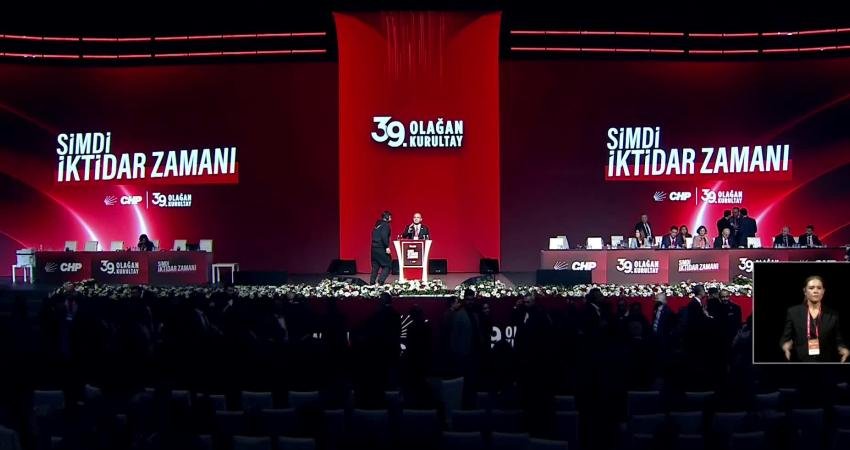 CHP’nin 39’uncu Olağan Kurultayı… Hesap Raporu’nu sunan Özgür Karabat: “Hesap verilmeden geleceğe yürünmez” CHP'nin Ankara Spor Salonu'nda yapılan 39'uncu Olağan Kurultayı’nda “Hesap Raporu”nu