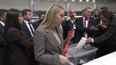 CHP'nin 39'uncu Olağan Kurultayı'nda oy kullanan CHP'nin tutuklu cumhurbaşkanı adayı