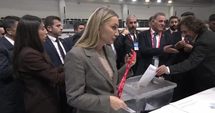 CHP’nin 39’uncu Olağan Kurultayı… Oyunu kullanan Dilek Kaya İmamoğlu: “Genel Başkanımızı seçtik. Ülkemize ve milletimize hayırlı uğurlu olsun” CHP'nin 39'uncu Olağan Kurultayı'nda oy kullanan CHP'nin tutuklu cumhurbaşkanı adayı