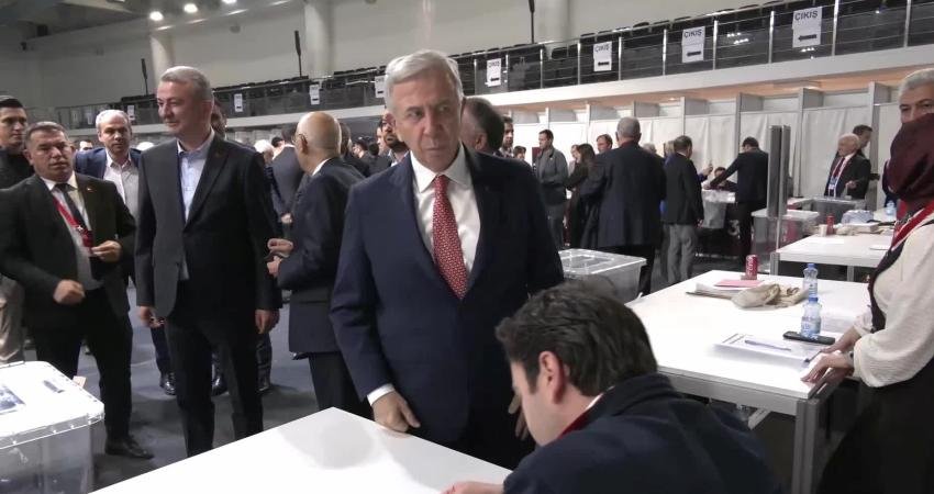 CHP’nin 39’uncu Olağan Kurultayı… Oyunu kullanan Mansur Yavaş: “Muhalefette son kurultayımız olsun inşallah” CHP'nin 39'uncu Olağan Kurultayı'nda oy kullanan Ankara Büyükşehir Belediye Başkanı