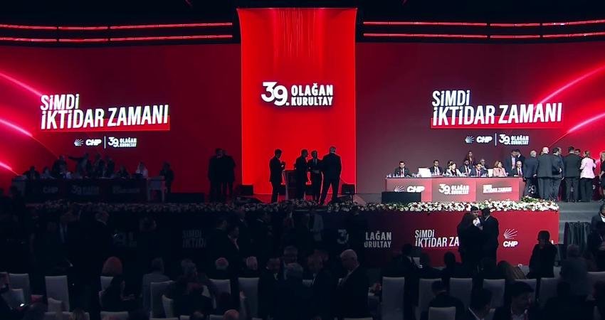 CHP’nin 39’uncu Olağan Kurultayı… Özgür Özel 4’üncü kez Genel Başkan seçildi CHP'nin 39'uncu Olağan Kurultayı'nda genel başkanlık seçimine tek aday olarak