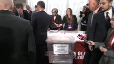 CHP Genel Başkanı Özgür Özel, partisinin 39'uncu Olağan Kurultayı'nda oy