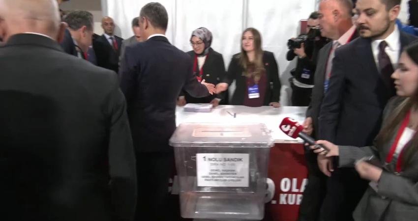 CHP Genel Başkanı Özgür Özel, partisinin 39'uncu Olağan Kurultayı'nda oy