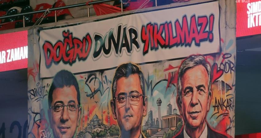 CHP’nin 39’uncu Olağan Kurultayı… Partililer yerini aldı, Özgür Özel salona geldi CHP'nin "Şimdi İktidar Zamanı" sloganıyla düzenlediği 39'uncu Olağan Kurultayı'nda Genel