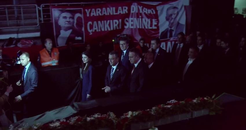 CHP’nin 39’uncu Olağan Kurultayı… Yeniden Genel Başkan seçilen Özgür Özel: “Vazife 100 yıl sonra CHP’yi tekrar iktidar yapmak, ülkeyi bir kez daha kurtarma vazifesidir” CHP'nin 39’uncu Olağan Kurultayı’nda yeniden Genel Başkan seçilen Özgür Özel,