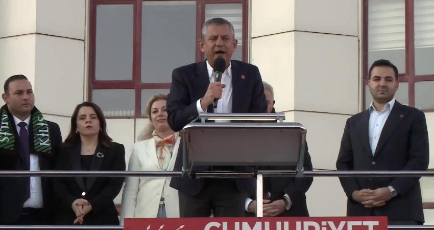 CHP’nin Kilis’te “Millet İradesine Sahip Çıkıyor” mitingi… Özgür Özel: “15 gün sonra programımızı yeniliyoruz, Türkiye’yi nasıl yöneteceğimizi kapı kapı dolaşıp anlatacağız” CHP Genel Başkanı Özgür Özel, "'Güçlü yurttaş, güvenli gelecek ve