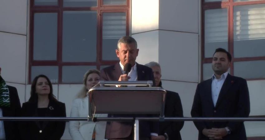 CHP’nin Kilis’te “Millet İradesine Sahip Çıkıyor” mitingi… Özgür Özel: “Bir ulus, bir şehir yoksullaştı. Kilis’te, meydanda miting yapıyorsun. 90 bin liranın üzerinde maaş alan bir kişi el kaldırıyor” CHP Genel Başkanı Özgür Özel, "Bakın, bir ulus, bir şehir