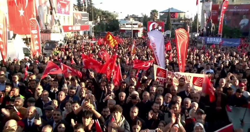 Özgür Özel: “Emekli maaşı açlık sınırından 8 bin lira aşağıda” CHP Genel Başkanı Özgür Özel, "Emekli maaşı açlık sınırından 8