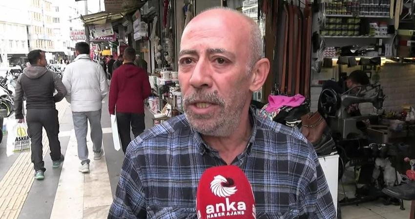 CHP’nin “Millet İradesine Sahip Çıkıyor” mitingi yarın Kilis’te… Kilisli vatandaş: ‘Şaha kalkıyoruz’ falan ama önemli olan çöpte biri ekmek toplamıyorsa o ülke şaha kalkmıştır Kilis'te iki kere mülakata girdiğini ancak atanamayan bir öğretmen olduğunu söyleyen