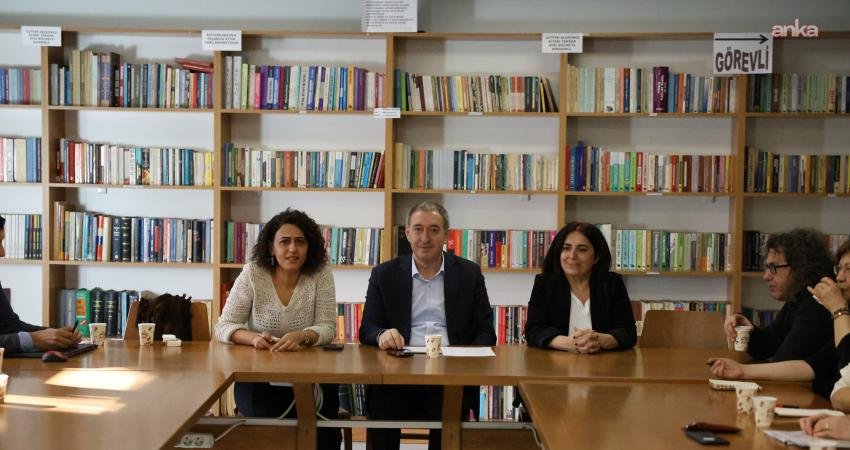 DEM Parti Eş Genel Başkanı Bakırhan, Barış Akademisyenleri ile bir araya geldi DEM Parti Eş Genel Başkanı Tuncer Bakırhan, Eş Genel Başkan