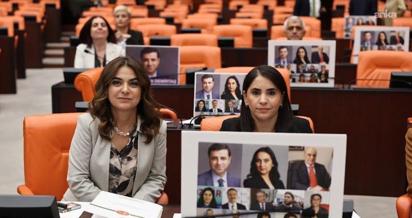 DEM Parti, HDP’li siyasetçilerin 2016 yılında tutuklanmasının “demokratik siyasete ve toplumsal barışa verdiği tahribatın” araştırılması için Meclis’e önerge verdi DEM Parti Grup Başkanvekilleri Gülistan Kılıç Koçyiğit ve Sezai Temelli, 2016 yılında