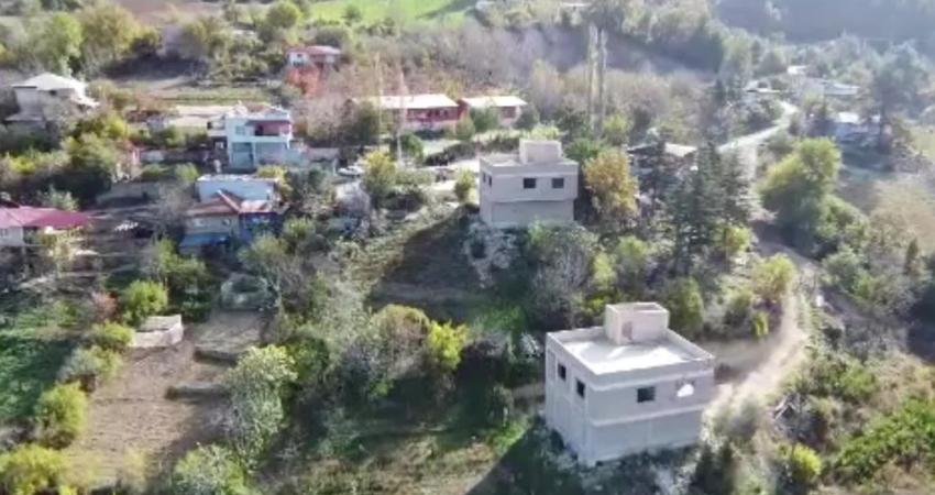 Adana'nın Kozan ilçesinde depremzedeler, müteahhidin kaba inşaat sonrası çalışmaları bırakması