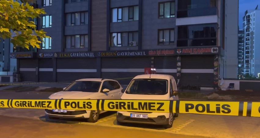 Diyarbakır’da silahlı kavga iki ölü, iki yaralı Diyarbakır'ın Kayapınar ilçesinde, iki grup arasında çıkan silahlı kavgada iki