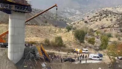 Diyarbakır’ın Kulp ilçesinde viyadük inşaatında meydana gelen göçükte, 3 işçi