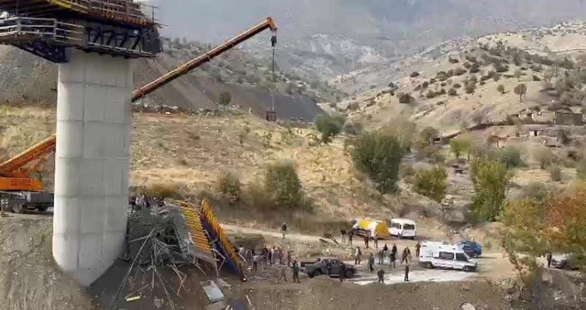 Diyarbakır’da viyadük inşaatında çökme: 3 işçi öldü, 2 işçi ağır yaralandı Diyarbakır’ın Kulp ilçesinde viyadük inşaatında meydana gelen göçükte, 3 işçi
