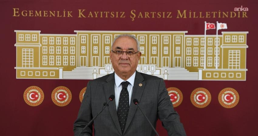 DSP Genel Başkanı Aksakal: 40 bin insanımızın kanı elinde olan bir terör örgütü sözüm ona kendini feshetti diye nasıl terör örgütü vasfından kurtulabilir çıkarılabilir DSP Genel Başkanı Önder Aksakal, "Yaklaşık 50 yıldır 40 bin