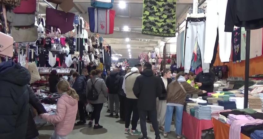 Edirne’de pazarda Bulgar yoğunluğu yaşanıyor Edirne’de her hafta kurulan Cumartesi pazarında Bulgar turist yoğunluğu yaşandı.