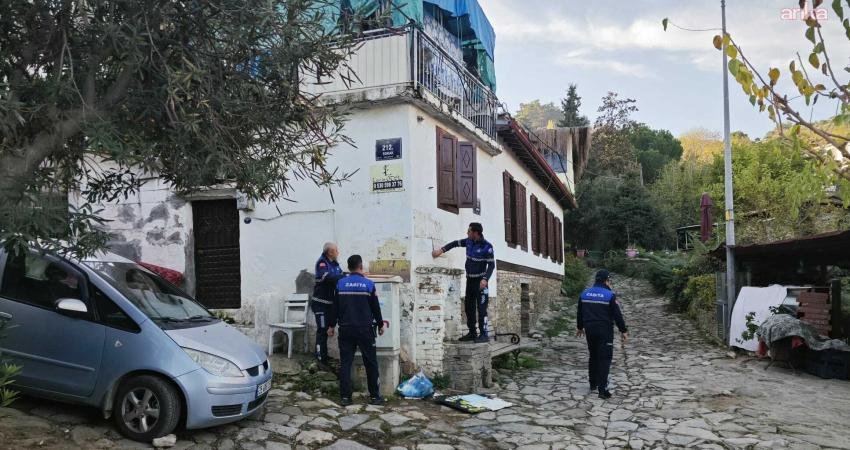 Efes Selçuk’ta görüntü kirliliği yaratan tabelalar kaldırılıyor Efes Selçuk Belediyesi Zabıta Müdürlüğü ekipleri, kent estetiğini korumak ve