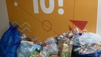 Ege Üniversitesi KYK yurtlarında kalan öğrenciler, çöplerin günlerdir toplanmadığını ve