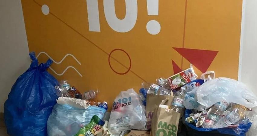 Ege Üniversitesi KYK yurtlarında kalan öğrenciler, çöplerin günlerdir toplanmadığını ve