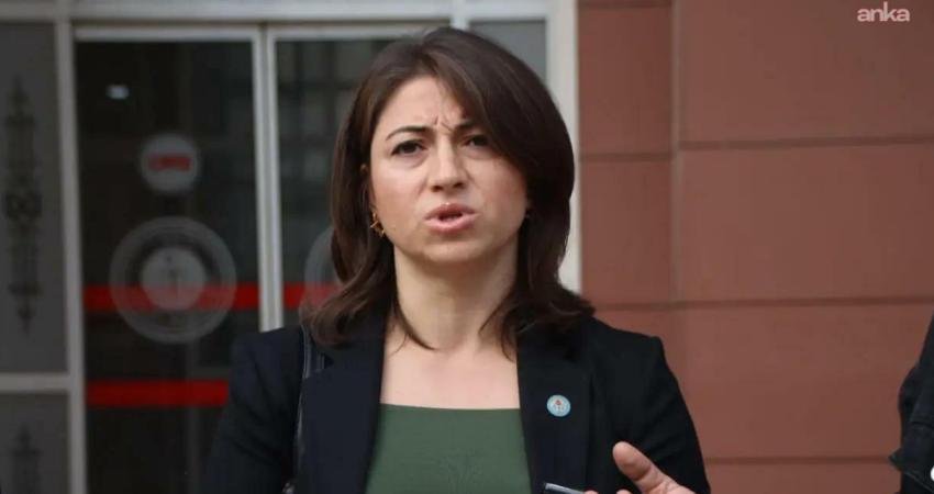 Eğitim Gücü Sen’den “depremzede öğrenci” gibi göstererek haksız nakil iddiası… “Hiçbir hukuksuzluğa sessiz kalmayacağız” Eğitim Gücü Sen Manisa Temsilcisi Zülfiye Özan, Muradiye Cumhuriyet Ortaokulu