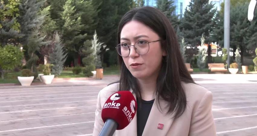 Emeğin Türkiye’si Motokuryeler Buluşması… Berna Özgül: Başka motokurye Samet Özgüller ölmesin diye çabalıyorum Ankara’da trafikte tartıştığı kişiler tarafından öldürülen üniversite öğrencisi motokurye Samet