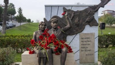 Eski Başbakan Bülent Ecevit, vefatının 19. yılında Güzelbahçe’de adını taşıyan