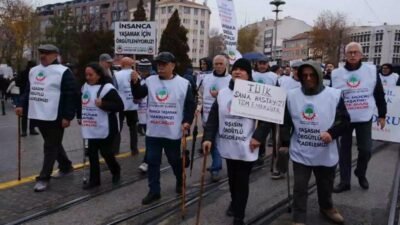 Eskişehir’de emekliler bastonlarıyla Köprübaşı'ndan Hamamyolu Caddesi’ne yürüdü. Yağmur altında yürüyen